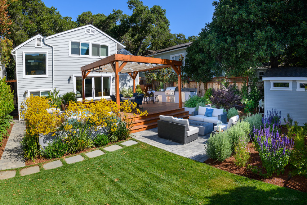 This is an example of a medium sized classic back pergola in San Francisco.