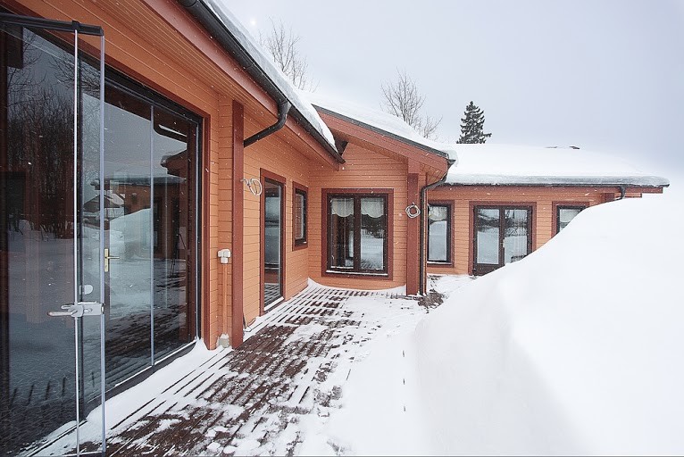 Летняя кухня со стеклянными панелями для зимы (из проекта "СПА на Новой Риге")