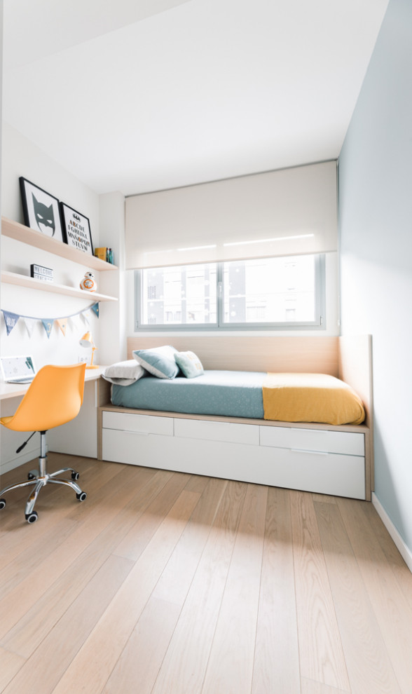Diseño de dormitorio infantil nórdico de tamaño medio con paredes blancas, suelo de madera en tonos medios y suelo marrón