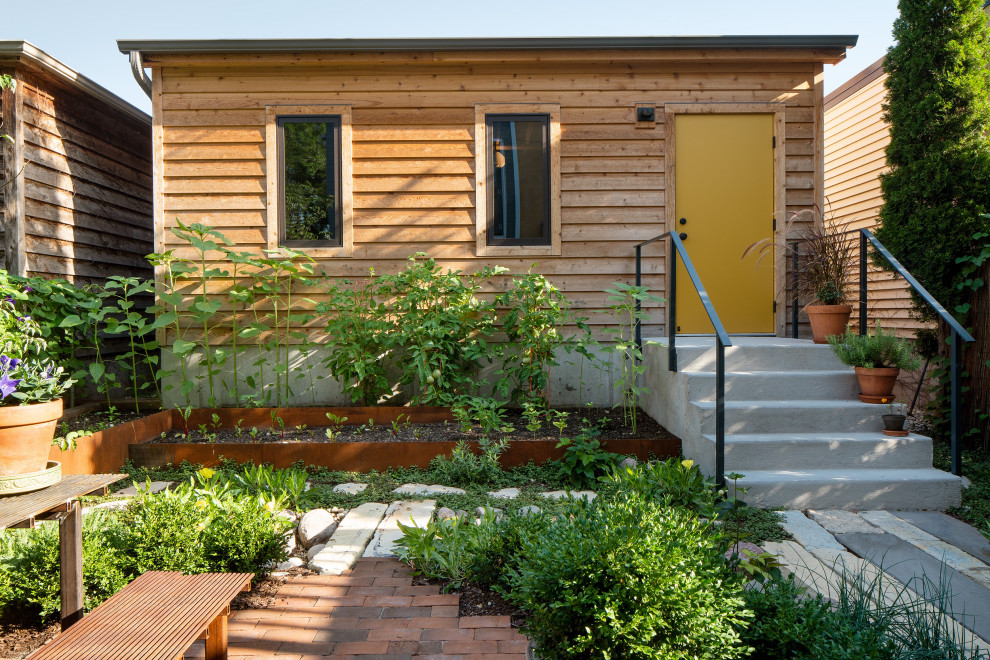 Photo of a rustic landscaping in Chicago.