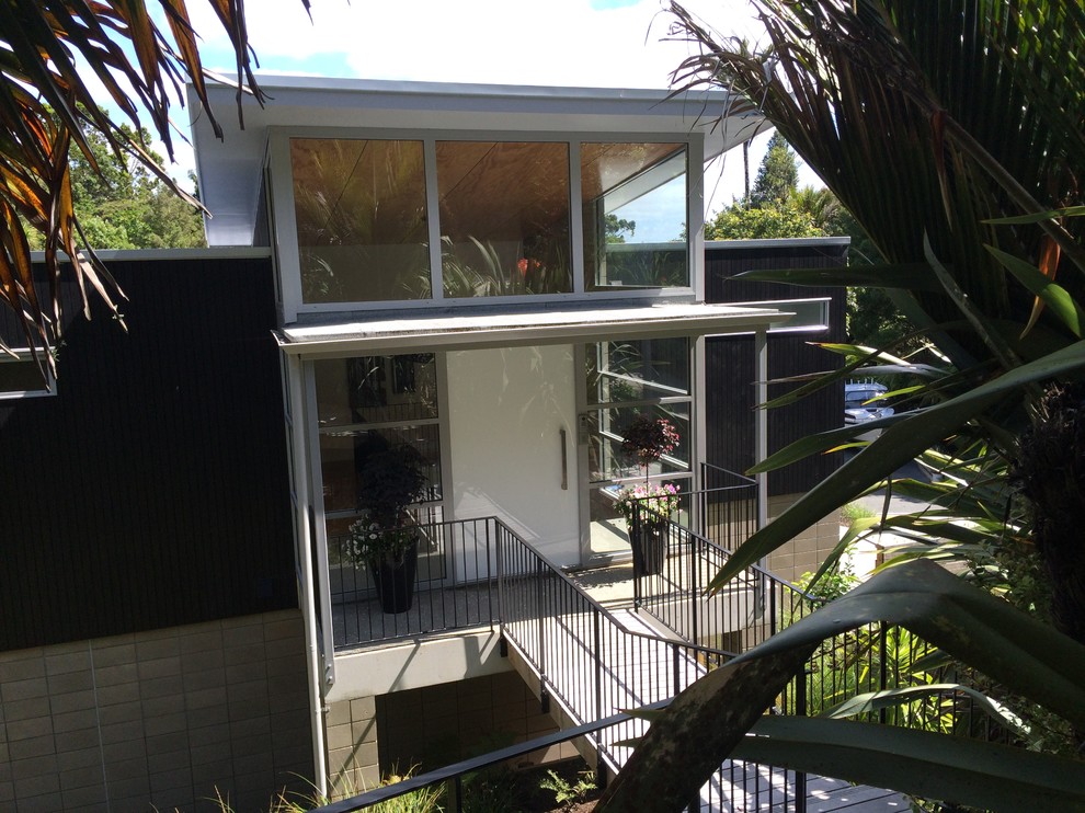 Photo of a contemporary entryway in Auckland.