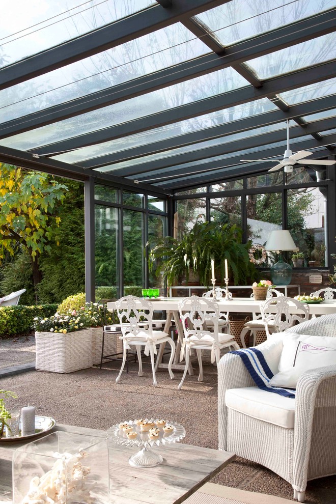 Diseño de comedor romántico de tamaño medio abierto con suelo de baldosas de cerámica y suelo beige