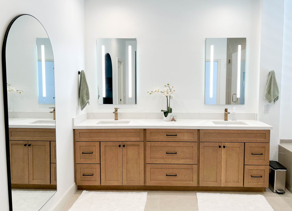 Modelo de cuarto de baño doble y a medida moderno grande con armarios estilo shaker, puertas de armario de madera oscura, encimera de cuarzo compacto y encimeras blancas