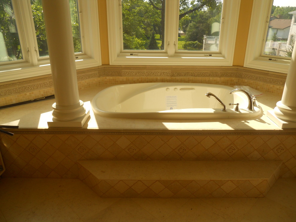 Inspiration for a transitional bathroom remodel in Chicago