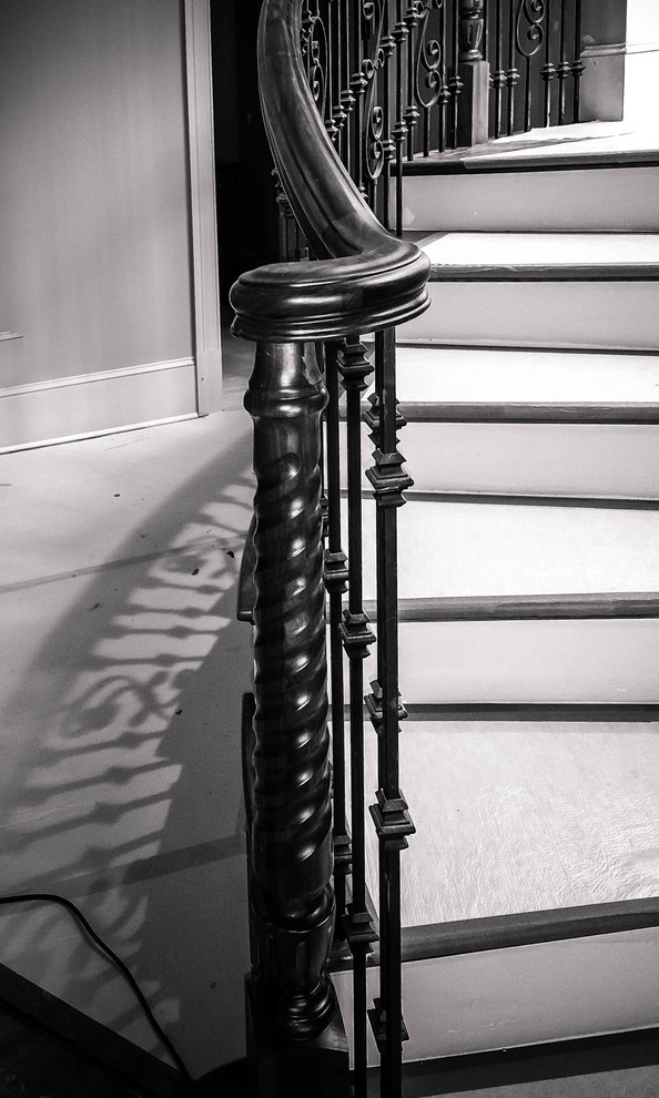 На фото: изогнутая лестница в стиле шебби-шик с деревянными ступенями и крашенными деревянными подступенками