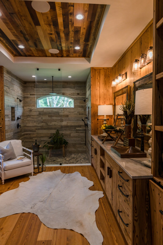 Пример оригинального дизайна: большая главная ванная комната в стиле рустика с тумбой под одну раковину, деревянным потолком и деревянными стенами