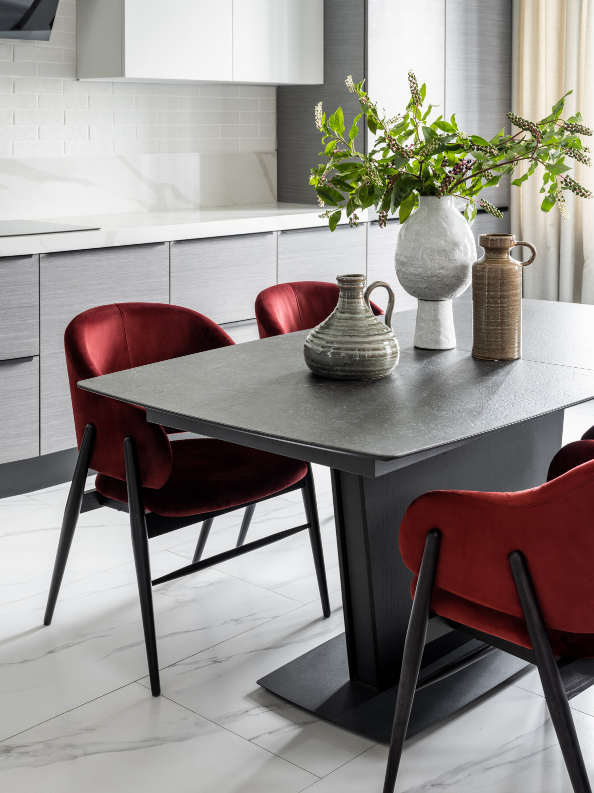 Дизайн квартиры с мебелью Zebrano by Sinteza: креслами,журнальным и smart-столом