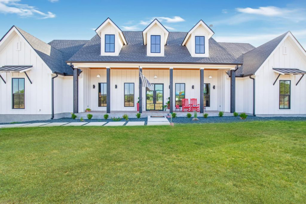 Modern Farmhouse Farmhouse Exterior Austin by Deville Custom