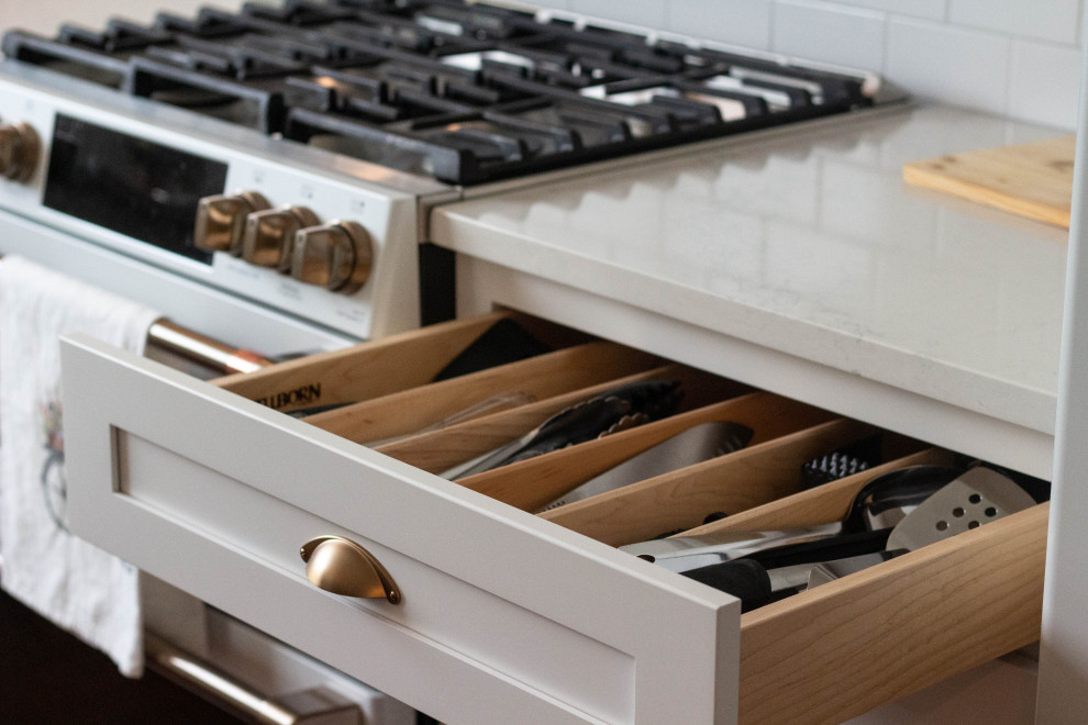 Inspiration for a mid-sized transitional l-shaped medium tone wood floor and brown floor open concept kitchen remodel with an undermount sink, shaker cabinets, white cabinets, quartzite countertops, white backsplash, ceramic backsplash, white appliances, an island and white countertops