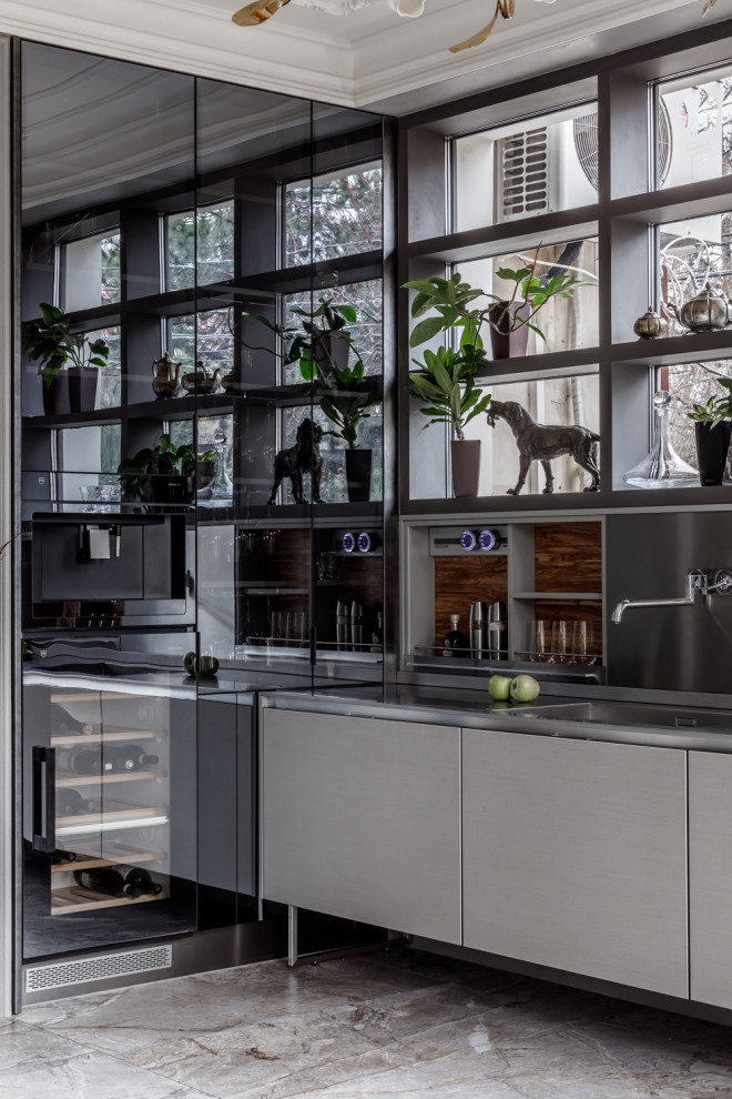 Свежая идея для дизайна: кухня в современном стиле с фасадами разных видов и столешницей из нержавеющей стали - отличное фото интерьера