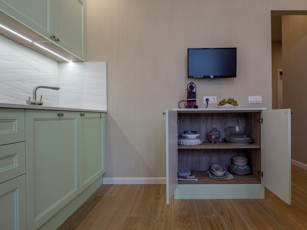 Нежная светло-мятная кухня в стиле неоклассика