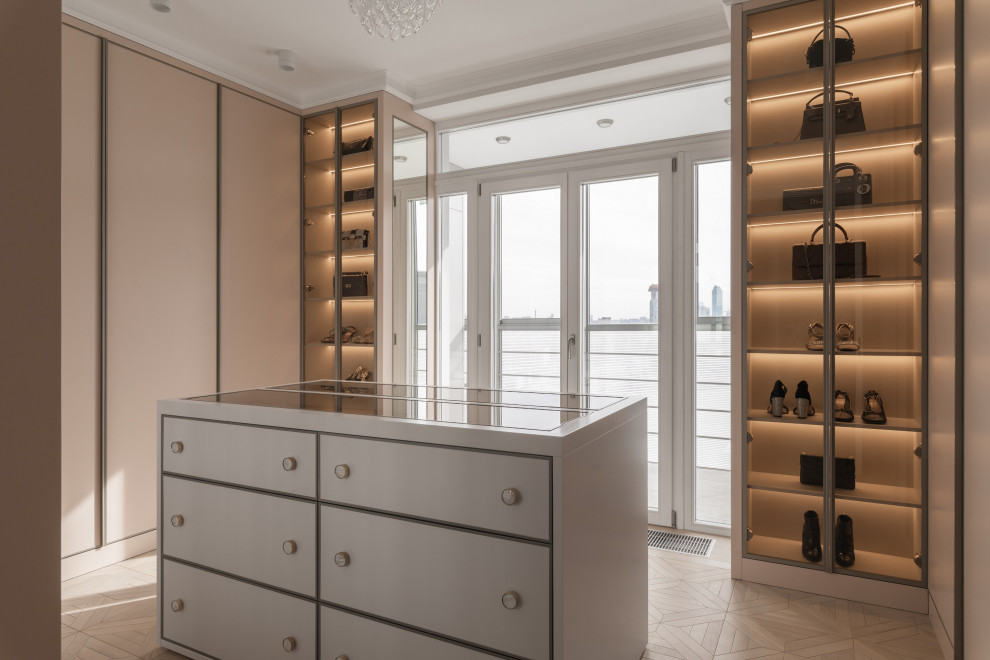 Design ideas for a transitional storage and wardrobe in Yekaterinburg.
