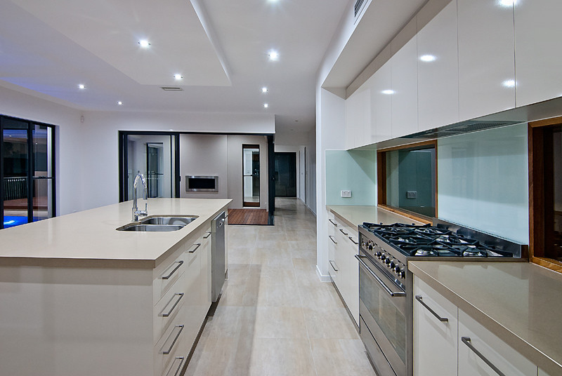 Inspiration for a modern kitchen in Brisbane.