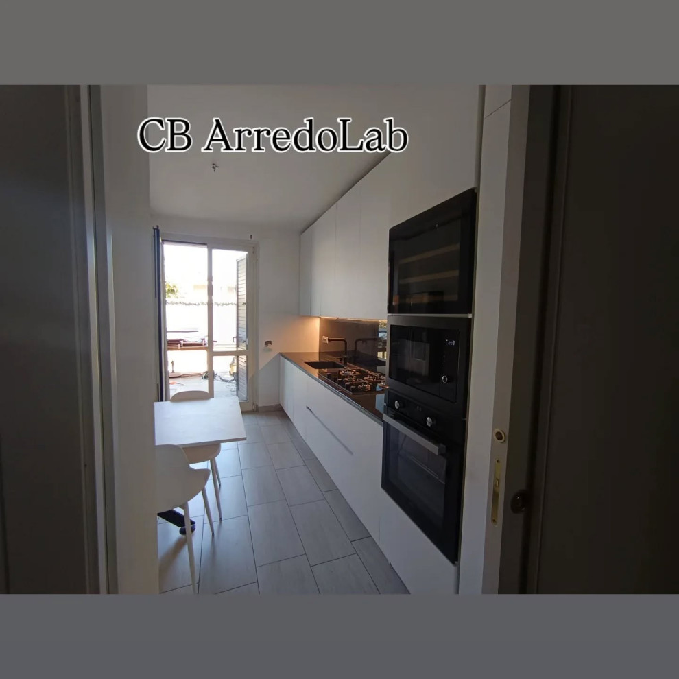 Cucina in total white spatolato con top e schienale in ceramica