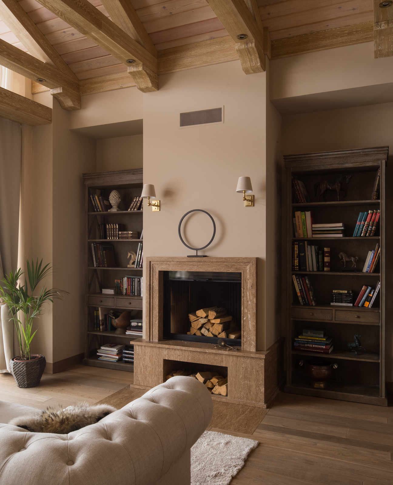 Спальня, вид на камин