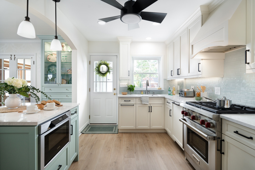 Transitional kitchen photo in Chicago