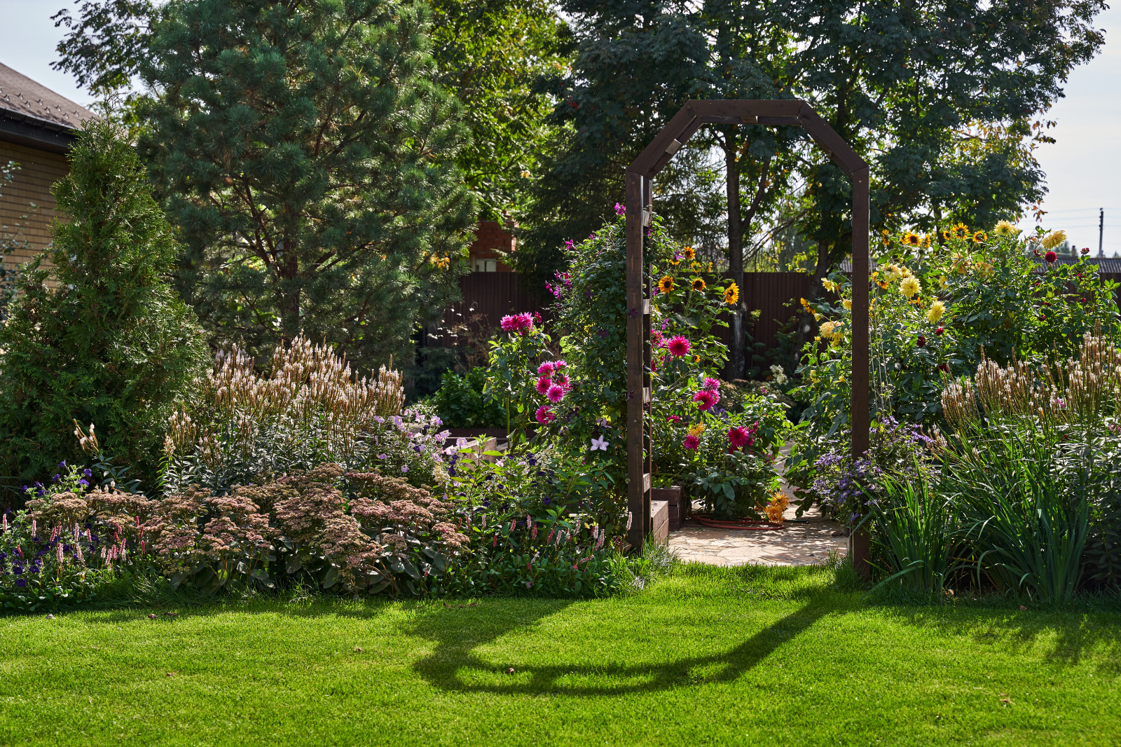 Сад в розовой дымке