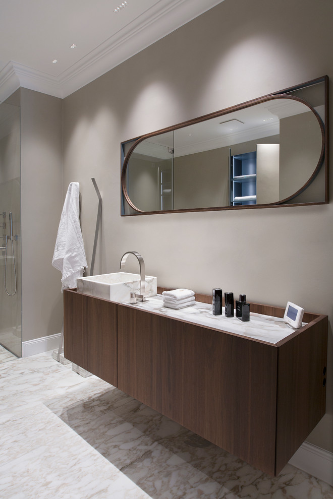 Photo of a mid-sized contemporary 3/4 bathroom in Hamburg with flat-panel cabinets, a curbless shower, marble floors, marble benchtops, dark wood cabinets, beige walls, a vessel sink, white floor and white benchtops.