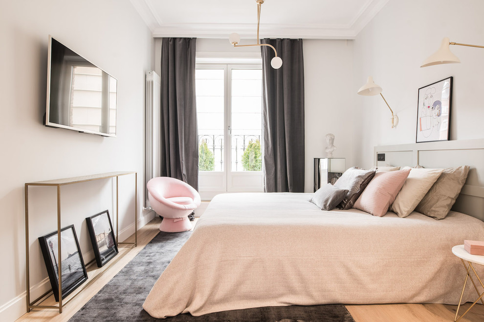 Contemporary master bedroom in Madrid with grey walls, light hardwood floors and beige floor.