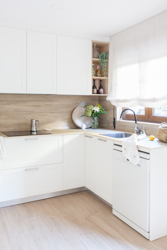 Inspiration for a mid-sized contemporary u-shaped separate kitchen in Madrid with a drop-in sink, beaded inset cabinets, white cabinets, quartz benchtops, brown splashback, engineered quartz splashback, white appliances, porcelain floors, brown floor and brown benchtop.