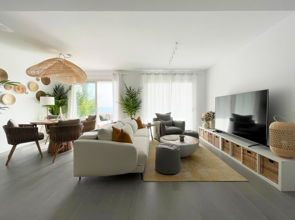 Mittelgroßes, Offenes Mediterranes Wohnzimmer mit weißer Wandfarbe, Keramikboden und grauem Boden in Sonstige