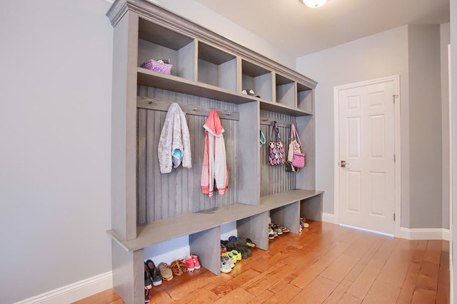 Sinking Spring, PA- Transitional Gray Mudroom nyklassisk-entre