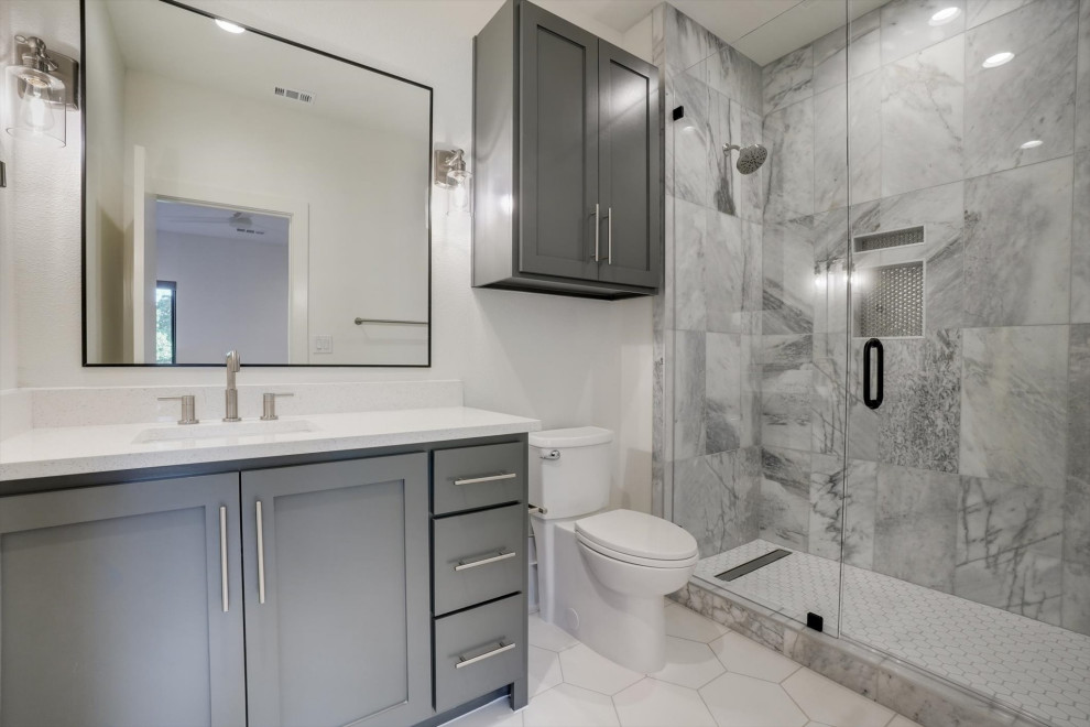 Idéer för stora funkis vitt badrum med dusch, med släta luckor, svarta skåp, en dusch i en alkov, en toalettstol med separat cisternkåpa, grå kakel, porslinskakel, vita väggar, klinkergolv i keramik, ett undermonterad handfat, bänkskiva i kvarts, vitt golv och dusch med gångjärnsdörr