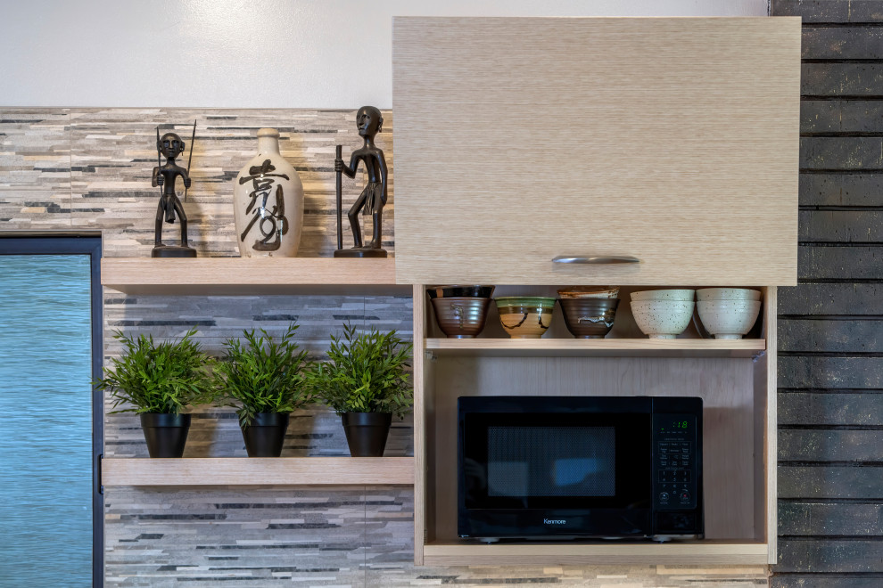 Bild på ett litet funkis vit vitt kök, med en enkel diskho, släta luckor, skåp i ljust trä, bänkskiva i kvarts, grått stänkskydd, stänkskydd i porslinskakel, rostfria vitvaror, bambugolv och en köksö