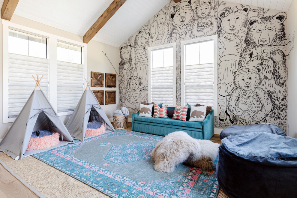 Diseño de dormitorio infantil de 4 a 10 años y abovedado rústico con paredes blancas, suelo de madera en tonos medios, suelo marrón, vigas vistas y papel pintado