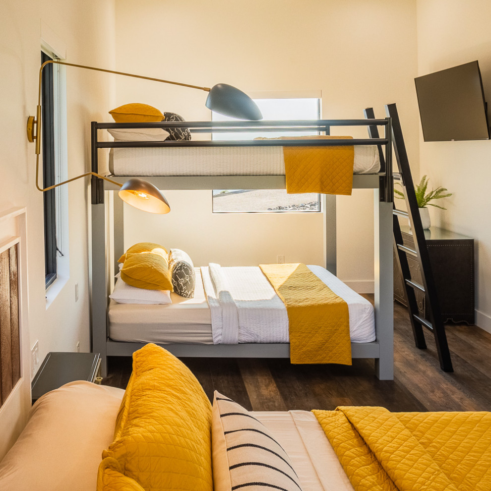 Imagen de dormitorio principal minimalista extra grande sin chimenea con paredes blancas, suelo vinílico y suelo marrón