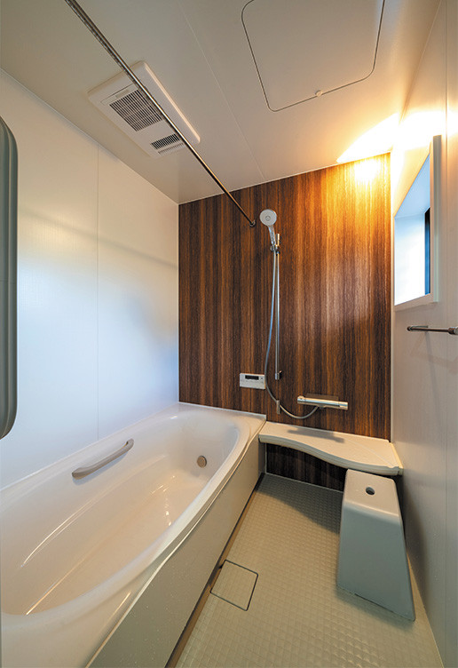 Bild på ett funkis vit vitt en-suite badrum, med ett badkar i en alkov, våtrum, flerfärgade väggar, beiget golv och dusch med skjutdörr