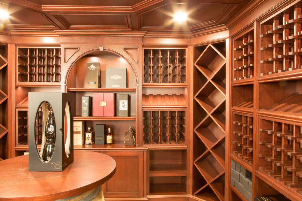 Diseño de bodega tradicional renovada de tamaño medio con suelo de madera en tonos medios