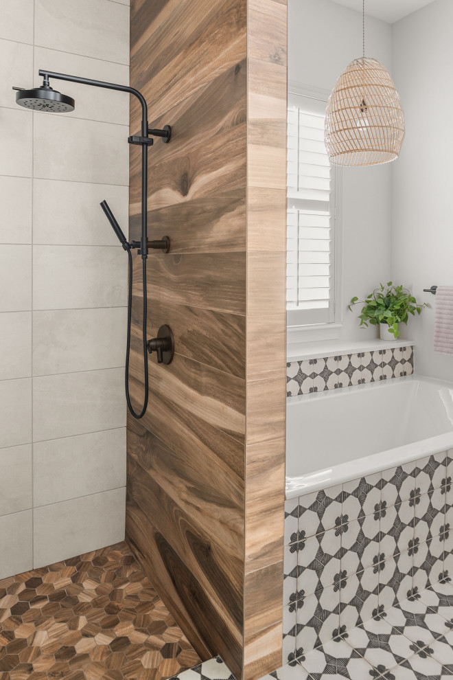 Photo of a mid-sized eclectic bathroom in Orlando with a drop-in tub, a curbless shower, wood-look tile, white walls, porcelain floors, black floor and a hinged shower door.