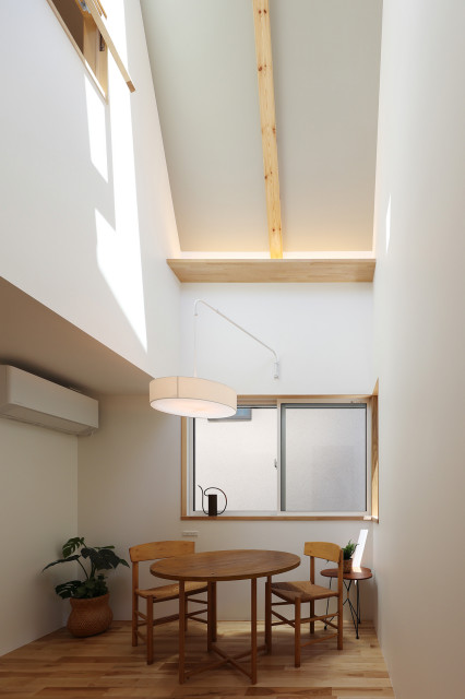 吹抜けで家族がつながる-野方の家 minimalistisch-esszimmer
