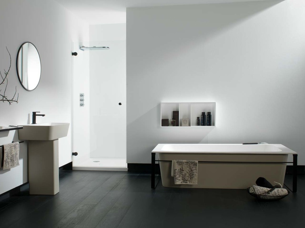 Стильный дизайн: ванная комната в современном стиле с белыми стенами - последний тренд
