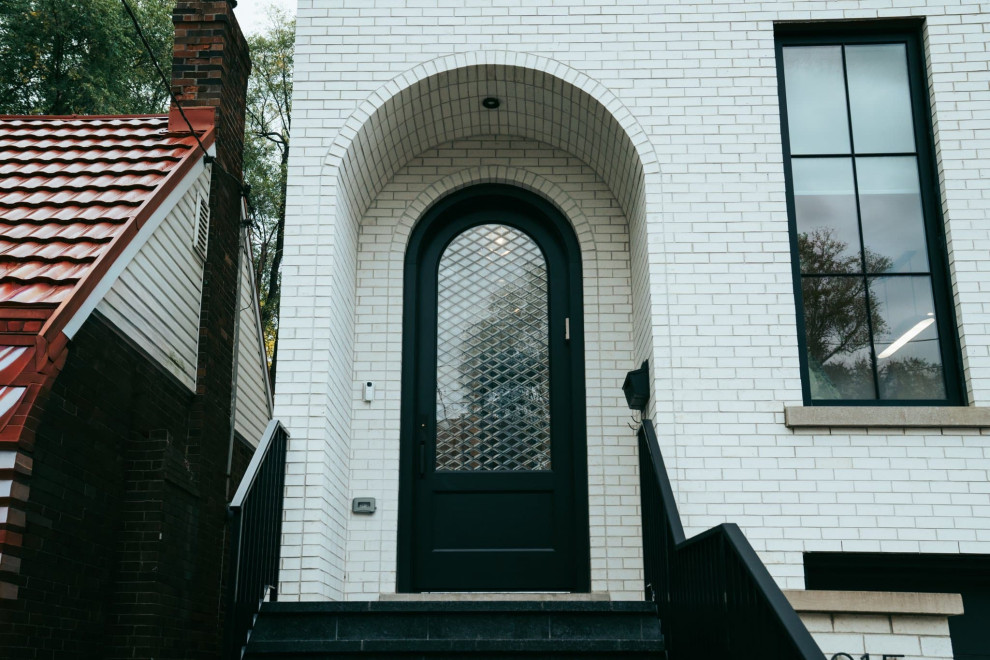 Transitional entryway photo in Toronto