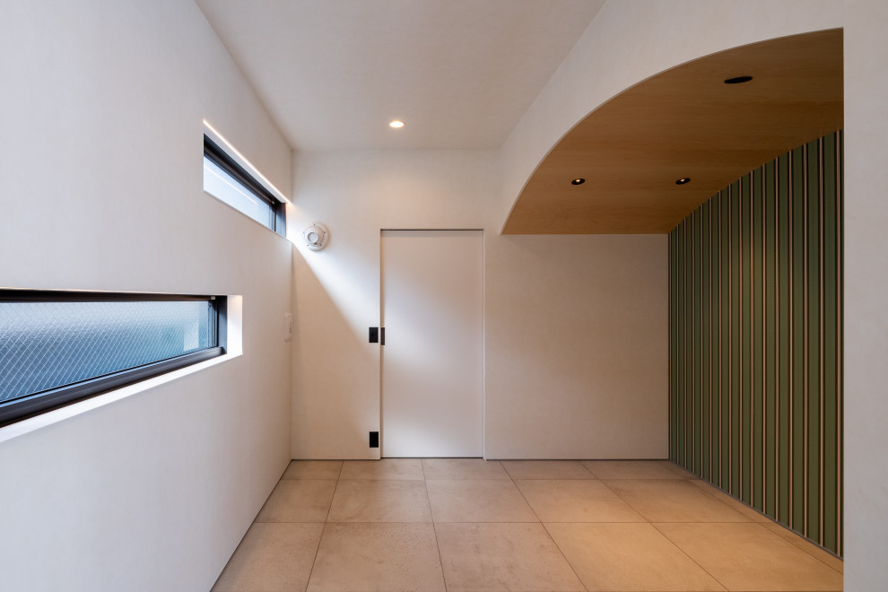 Cette image montre une grande salle de séjour design avec un mur vert, un sol en carrelage de céramique, un sol beige, un plafond en bois et du papier peint.