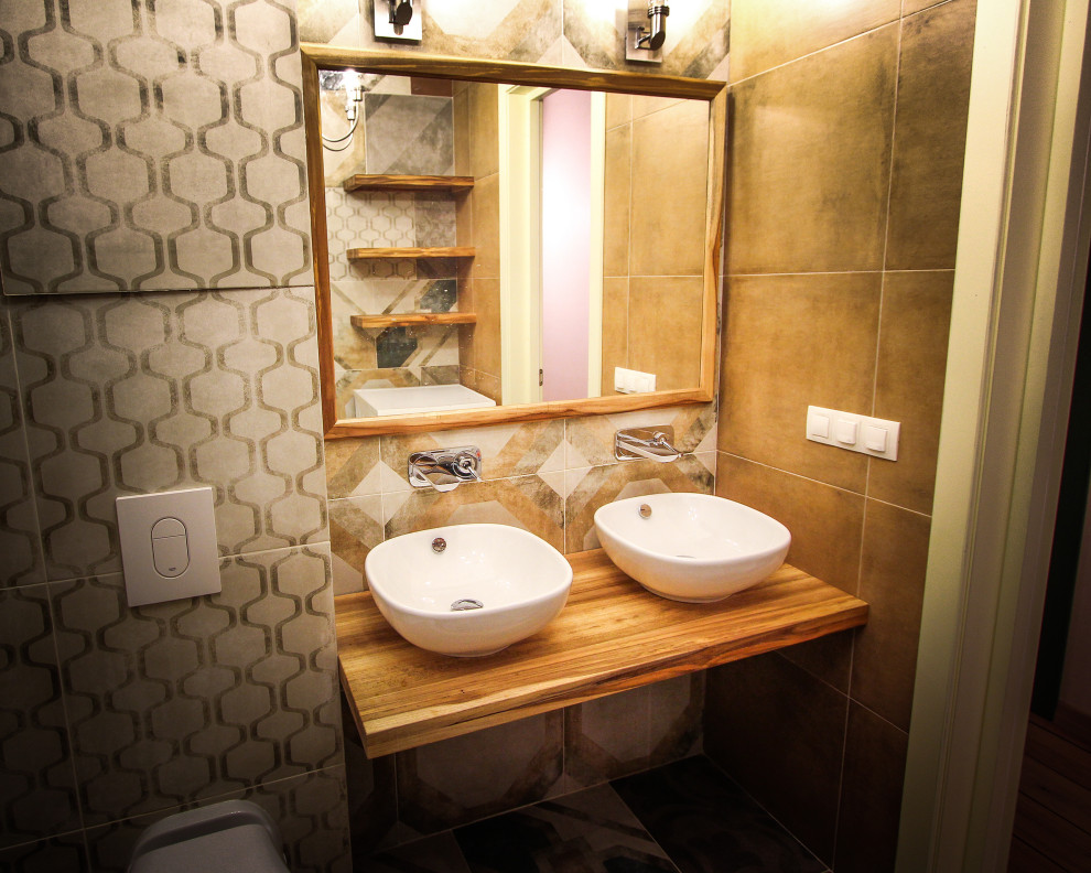 Столешница из дерева, полки и зеркало в небольшую ванную комнату