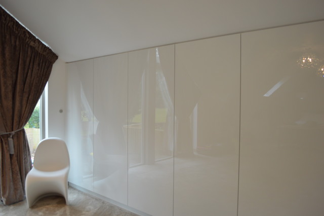 Ultra High Gloss White Handle Less Fitted Bedroom Modern