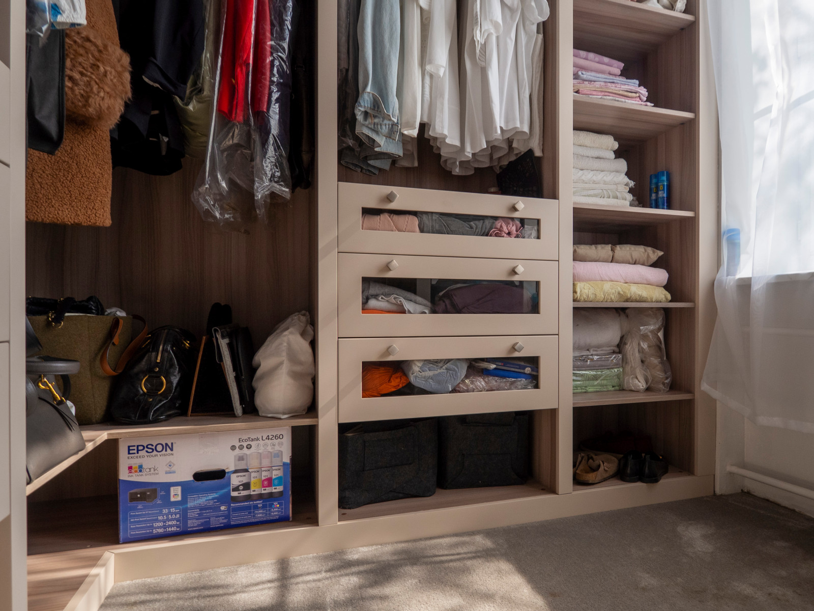 Функциональная гардеробная в современном стиле