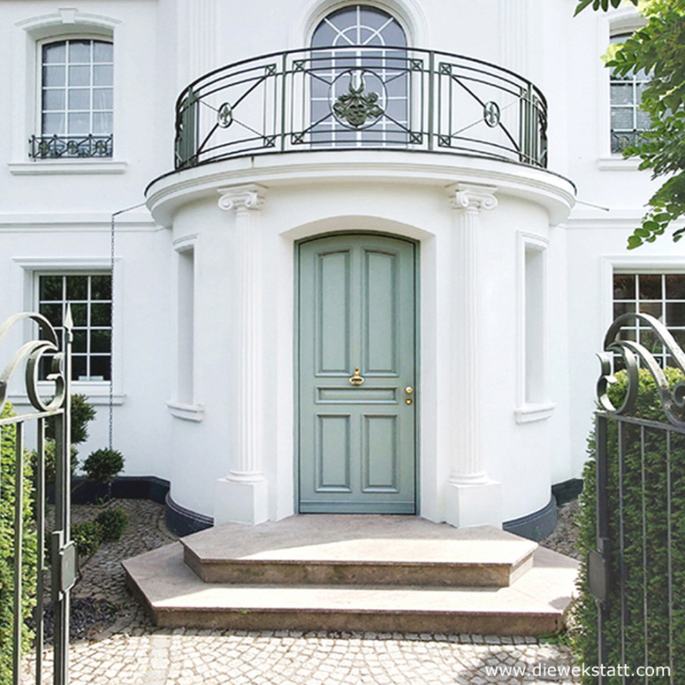 Design ideas for a mid-sized traditional front door in Cologne with a single front door and a green front door.