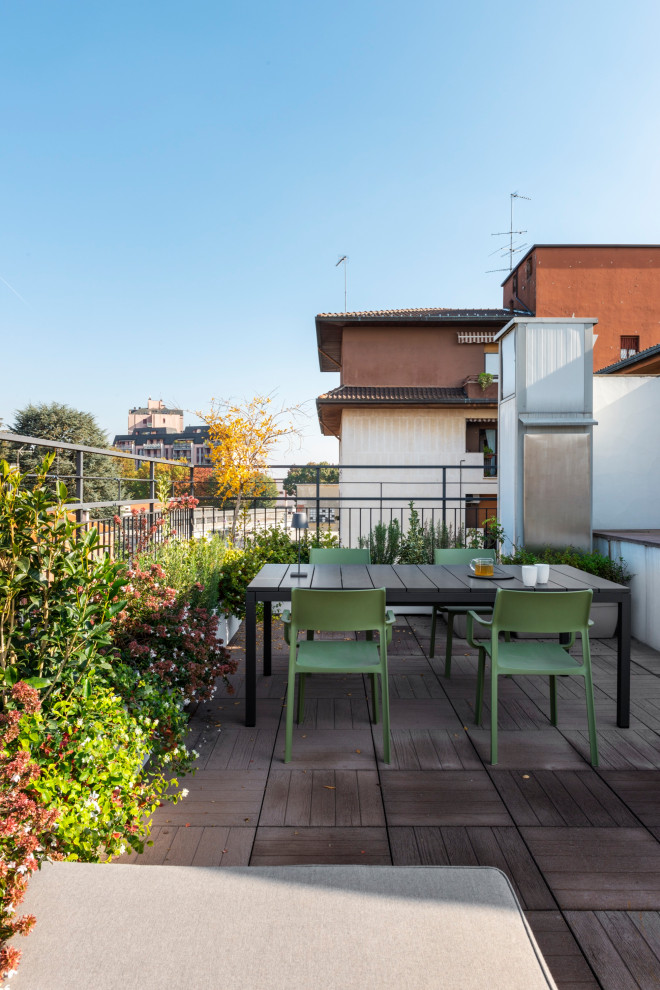 Ejemplo de terraza contemporánea grande en azotea con jardín de macetas, toldo y barandilla de metal