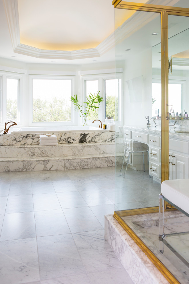 Idéer för stora lantliga vitt en-suite badrum, med luckor med infälld panel, vita skåp, ett platsbyggt badkar, en dubbeldusch, vit kakel, marmorkakel, vita väggar, marmorgolv, ett undermonterad handfat, marmorbänkskiva, vitt golv och dusch med gångjärnsdörr