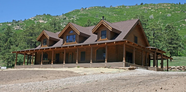 Example of a mountain style home design design in Denver