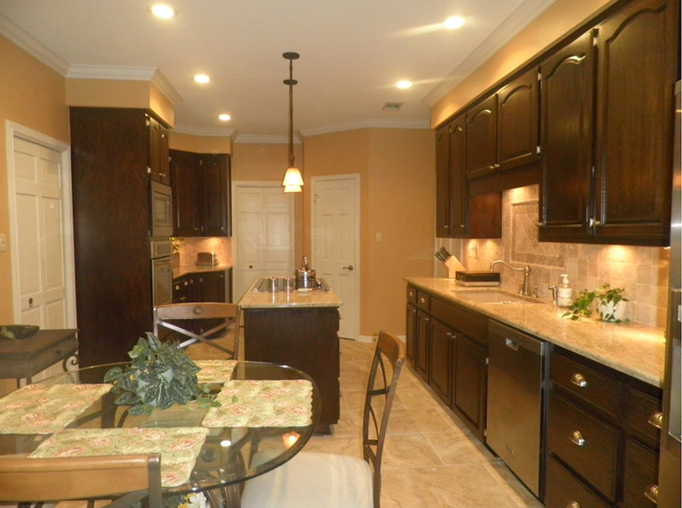 Kitchen - transitional kitchen idea in Austin