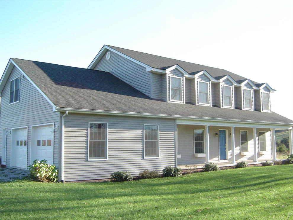 Example of a gray gable roof design with a shingle roof