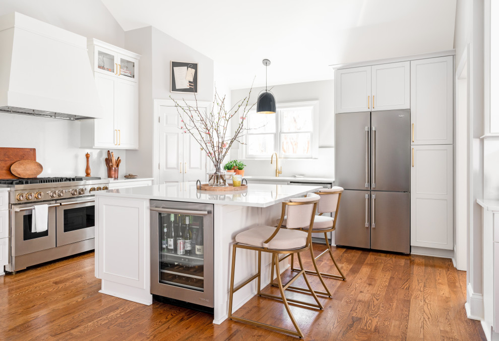 Inspiration for a mid-sized transitional kitchen in Nashville with with island.