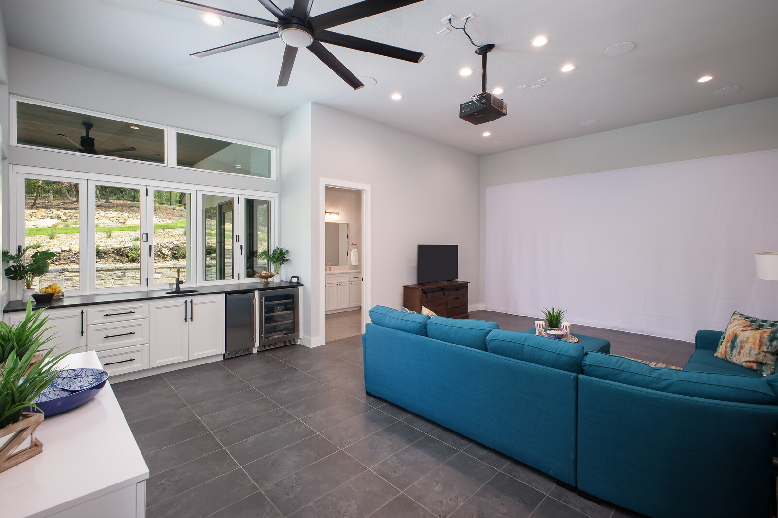 Modern: 4,950 ft², 4 BR/4 BA/2 ST home
