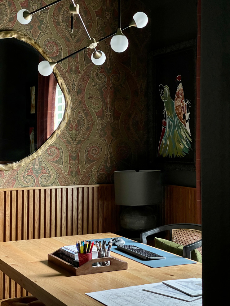 Idee per un piccolo atelier boho chic con pareti verdi, moquette, scrivania autoportante, pavimento beige e pannellatura