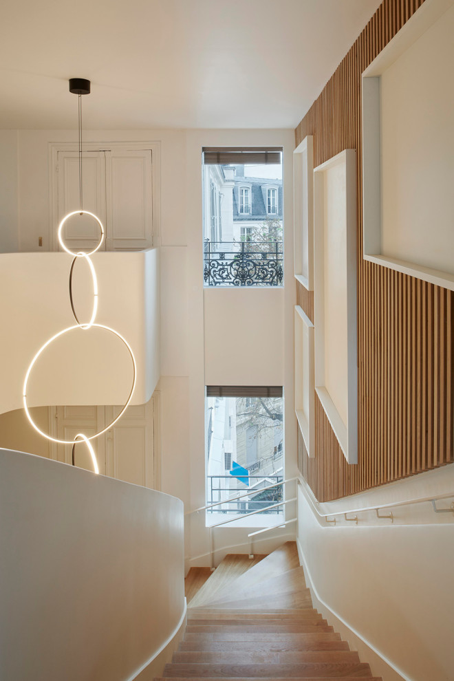 Große Moderne Treppe mit Holz-Setzstufen, Mix-Geländer und Holzwänden in Paris